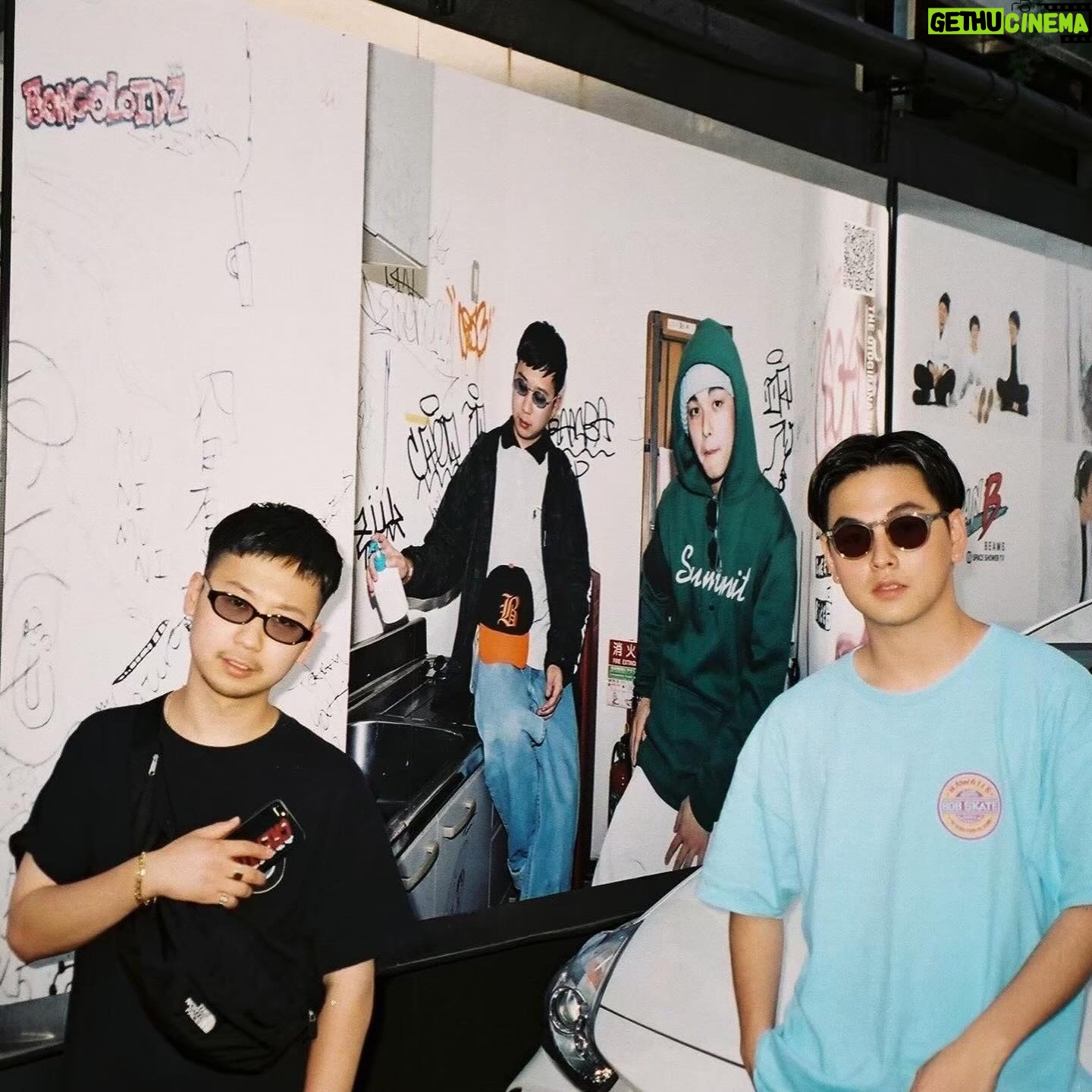 BIM - 12.8K Likes - ・
遂に俺らCreativeDrugStoreのアルバムが出ました。
結成(俺が強引に?)して11年、それはそれは色んなことがありました。しっかり全員とぶつかってます。笑
細かい感情的なのはふざけたリリックの中に散りばめたのでキャッチしてもらえたら幸いです。
これはラッパーがSNSで言うのはダサい気もするけど、今日だけ。
アルバムを出しても何も変わらないかもしれないけど、何かが変わるかもしれないから出したかったです。でももし、なんにも変わらなくても「このバカ共と最高なアルバムが出せた」って誇れるメンバーと今もこうやって戯れあえてて、
俺は超ラッキーBボーイです。
改めてメンバーの皆さん、サミットスタッフの方々ありがとうございます。
いい景色観たいし、億万長者になりたいけど、みんなとっていう条件付きなので引き続き頑張ります。
こんなことLINEでやれよ。って感じですが、「"Wisteria"ってアルバムを作った1人」がどんな奴なのか、どんな感情なのか少しでも伝わって、アルバムをもっと愛して貰えたらと思ってここに書きました。
13万人のフォロワーの皆さん、全国ツアーで会いましょう!
じゃあ今日もゼルダやります。
(全部7年以上前の写真)