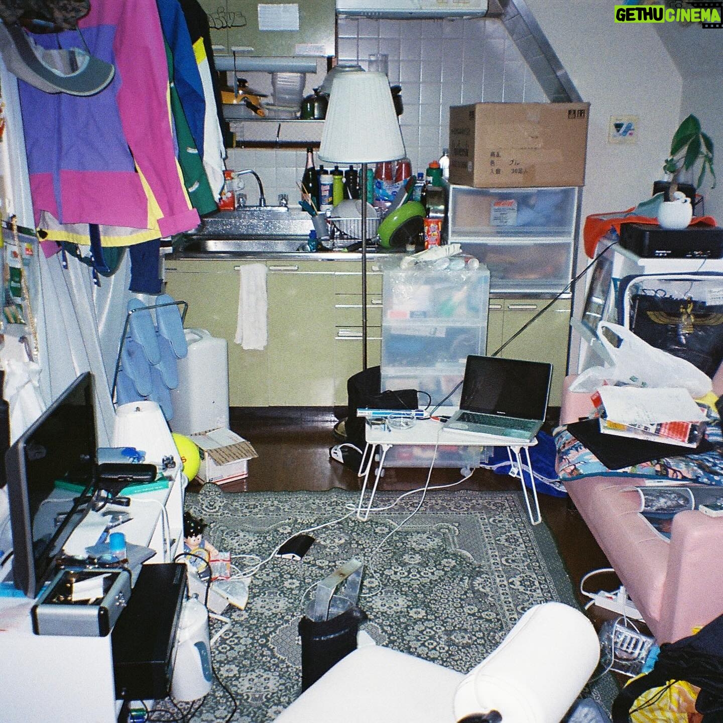 BIM - 12.8K Likes - ・
遂に俺らCreativeDrugStoreのアルバムが出ました。
結成(俺が強引に?)して11年、それはそれは色んなことがありました。しっかり全員とぶつかってます。笑
細かい感情的なのはふざけたリリックの中に散りばめたのでキャッチしてもらえたら幸いです。
これはラッパーがSNSで言うのはダサい気もするけど、今日だけ。
アルバムを出しても何も変わらないかもしれないけど、何かが変わるかもしれないから出したかったです。でももし、なんにも変わらなくても「このバカ共と最高なアルバムが出せた」って誇れるメンバーと今もこうやって戯れあえてて、
俺は超ラッキーBボーイです。
改めてメンバーの皆さん、サミットスタッフの方々ありがとうございます。
いい景色観たいし、億万長者になりたいけど、みんなとっていう条件付きなので引き続き頑張ります。
こんなことLINEでやれよ。って感じですが、「"Wisteria"ってアルバムを作った1人」がどんな奴なのか、どんな感情なのか少しでも伝わって、アルバムをもっと愛して貰えたらと思ってここに書きました。
13万人のフォロワーの皆さん、全国ツアーで会いましょう!
じゃあ今日もゼルダやります。
(全部7年以上前の写真)