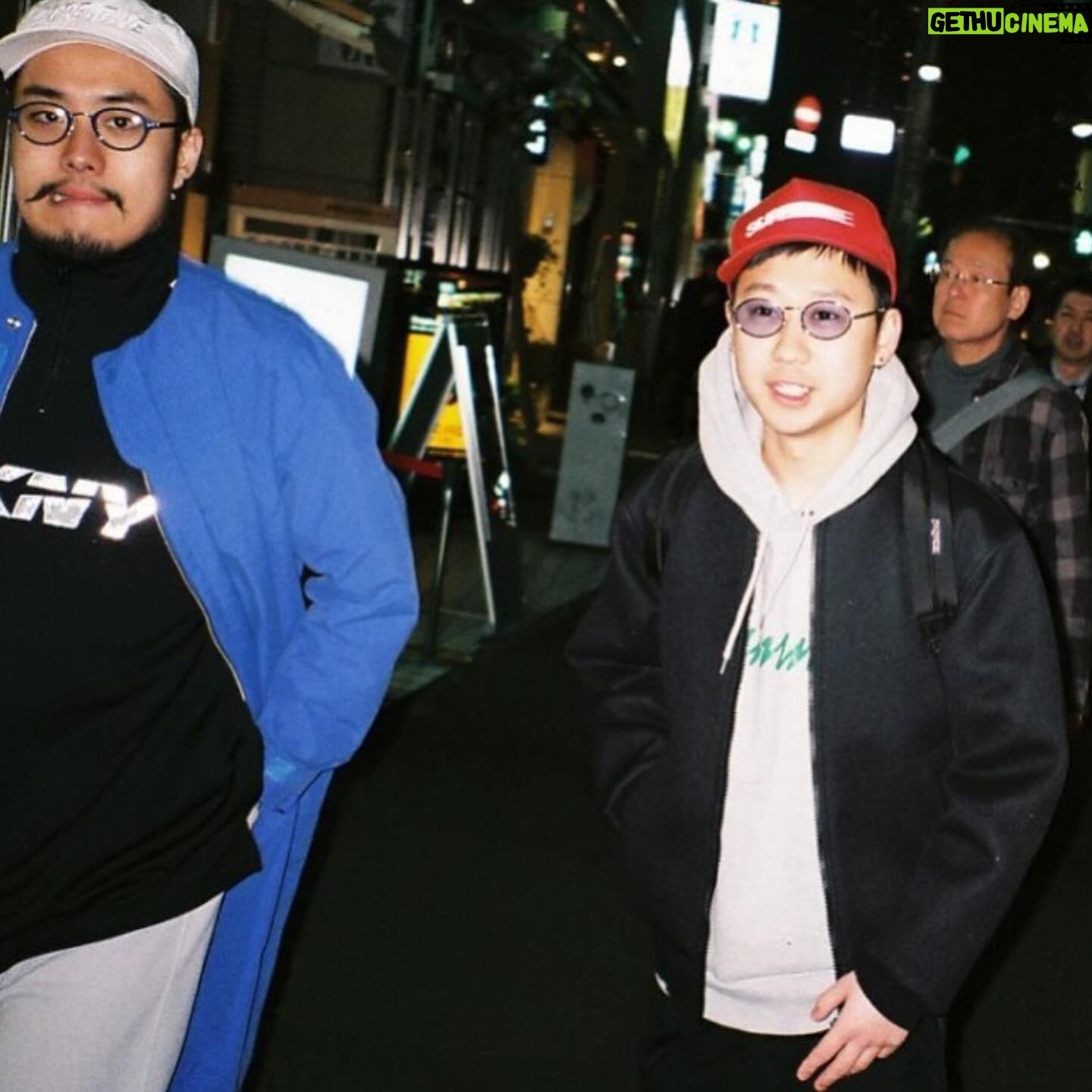 BIM - 12.8K Likes - ・
遂に俺らCreativeDrugStoreのアルバムが出ました。
結成(俺が強引に?)して11年、それはそれは色んなことがありました。しっかり全員とぶつかってます。笑
細かい感情的なのはふざけたリリックの中に散りばめたのでキャッチしてもらえたら幸いです。
これはラッパーがSNSで言うのはダサい気もするけど、今日だけ。
アルバムを出しても何も変わらないかもしれないけど、何かが変わるかもしれないから出したかったです。でももし、なんにも変わらなくても「このバカ共と最高なアルバムが出せた」って誇れるメンバーと今もこうやって戯れあえてて、
俺は超ラッキーBボーイです。
改めてメンバーの皆さん、サミットスタッフの方々ありがとうございます。
いい景色観たいし、億万長者になりたいけど、みんなとっていう条件付きなので引き続き頑張ります。
こんなことLINEでやれよ。って感じですが、「"Wisteria"ってアルバムを作った1人」がどんな奴なのか、どんな感情なのか少しでも伝わって、アルバムをもっと愛して貰えたらと思ってここに書きました。
13万人のフォロワーの皆さん、全国ツアーで会いましょう!
じゃあ今日もゼルダやります。
(全部7年以上前の写真)