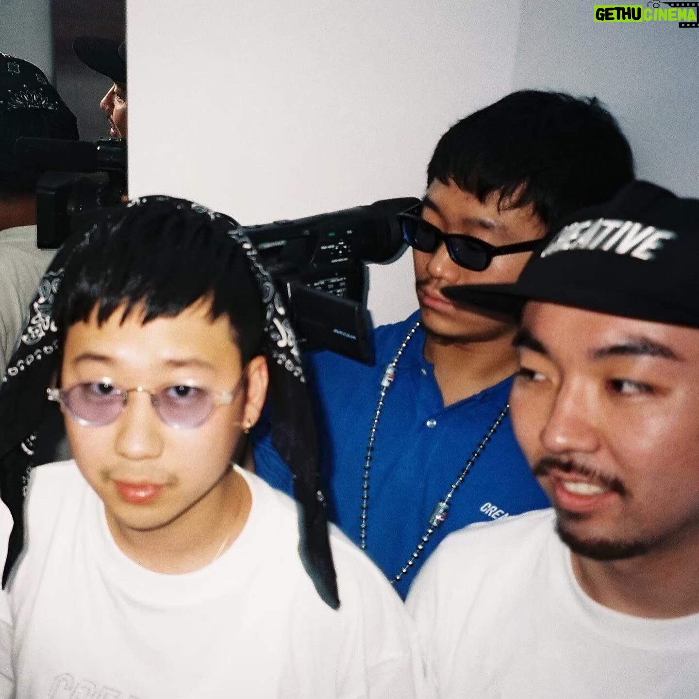BIM - 12.8K Likes - ・
遂に俺らCreativeDrugStoreのアルバムが出ました。
結成(俺が強引に?)して11年、それはそれは色んなことがありました。しっかり全員とぶつかってます。笑
細かい感情的なのはふざけたリリックの中に散りばめたのでキャッチしてもらえたら幸いです。
これはラッパーがSNSで言うのはダサい気もするけど、今日だけ。
アルバムを出しても何も変わらないかもしれないけど、何かが変わるかもしれないから出したかったです。でももし、なんにも変わらなくても「このバカ共と最高なアルバムが出せた」って誇れるメンバーと今もこうやって戯れあえてて、
俺は超ラッキーBボーイです。
改めてメンバーの皆さん、サミットスタッフの方々ありがとうございます。
いい景色観たいし、億万長者になりたいけど、みんなとっていう条件付きなので引き続き頑張ります。
こんなことLINEでやれよ。って感じですが、「"Wisteria"ってアルバムを作った1人」がどんな奴なのか、どんな感情なのか少しでも伝わって、アルバムをもっと愛して貰えたらと思ってここに書きました。
13万人のフォロワーの皆さん、全国ツアーで会いましょう!
じゃあ今日もゼルダやります。
(全部7年以上前の写真)