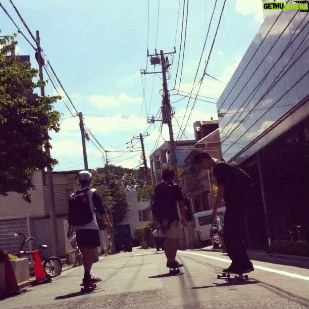 BIM - 12.8K Likes - ・
遂に俺らCreativeDrugStoreのアルバムが出ました。
結成(俺が強引に?)して11年、それはそれは色んなことがありました。しっかり全員とぶつかってます。笑
細かい感情的なのはふざけたリリックの中に散りばめたのでキャッチしてもらえたら幸いです。
これはラッパーがSNSで言うのはダサい気もするけど、今日だけ。
アルバムを出しても何も変わらないかもしれないけど、何かが変わるかもしれないから出したかったです。でももし、なんにも変わらなくても「このバカ共と最高なアルバムが出せた」って誇れるメンバーと今もこうやって戯れあえてて、
俺は超ラッキーBボーイです。
改めてメンバーの皆さん、サミットスタッフの方々ありがとうございます。
いい景色観たいし、億万長者になりたいけど、みんなとっていう条件付きなので引き続き頑張ります。
こんなことLINEでやれよ。って感じですが、「"Wisteria"ってアルバムを作った1人」がどんな奴なのか、どんな感情なのか少しでも伝わって、アルバムをもっと愛して貰えたらと思ってここに書きました。
13万人のフォロワーの皆さん、全国ツアーで会いましょう!
じゃあ今日もゼルダやります。
(全部7年以上前の写真)