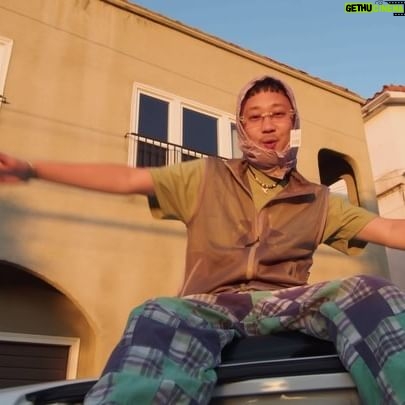 BIM - 7.9K Likes - 立て続けに失礼します。
また新曲のMV出ました!
今日のライブ夜中だから夜まで家でコメント読めちゃいそうです。では、色々お願いします!
📐📐🤸⭕️