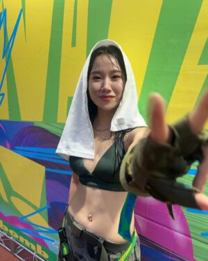 BORN Instagram - 샤워하러갔는데 이제 춤을 곁들인 ✌🏻

@waterbomb_official 
@hook_dancekorea 
@comeontheroad