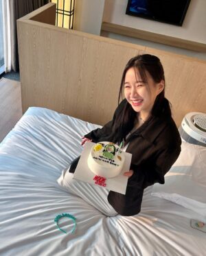 BORN Instagram - HBD 🎉🎂 모두 감자함니다 🥔

오랜만에 가족과 시간을 보냈는데 
친오빠가 여친생긴 이후부터 사진을 잘 찍는게 킹받네요 ㅎㅎ.. 

모두 행복하세요 〰️