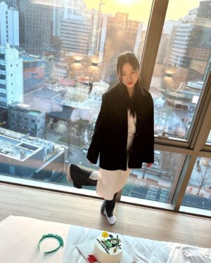 BORN Instagram - HBD 🎉🎂 모두 감자함니다 🥔

오랜만에 가족과 시간을 보냈는데 
친오빠가 여친생긴 이후부터 사진을 잘 찍는게 킹받네요 ㅎㅎ.. 

모두 행복하세요 〰️