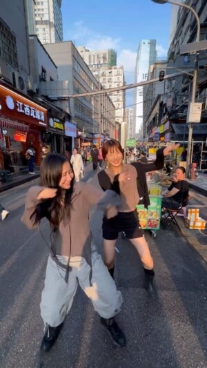 BORN Instagram - 창사 취두부에 이끌림~🥢🥡 

#illit #magnetic