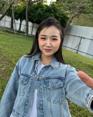 BORN Instagram - 🌹한송이 장미를 주러 왔어요 
#리슨어게인 페스티벌 2022 

보러와주신 팬분들, 더운날씨에도 고마워요 :-)

👍🏻 @daonez_official @gagjinbeom 멋쟁이

💄💇🏻‍♀️ @some.seyoung @h__y__zz