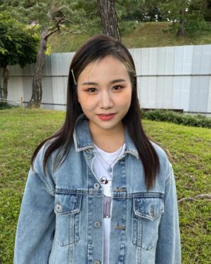 BORN Instagram - 🌹한송이 장미를 주러 왔어요 
#리슨어게인 페스티벌 2022 

보러와주신 팬분들, 더운날씨에도 고마워요 :-)

👍🏻 @daonez_official @gagjinbeom 멋쟁이

💄💇🏻‍♀️ @some.seyoung @h__y__zz