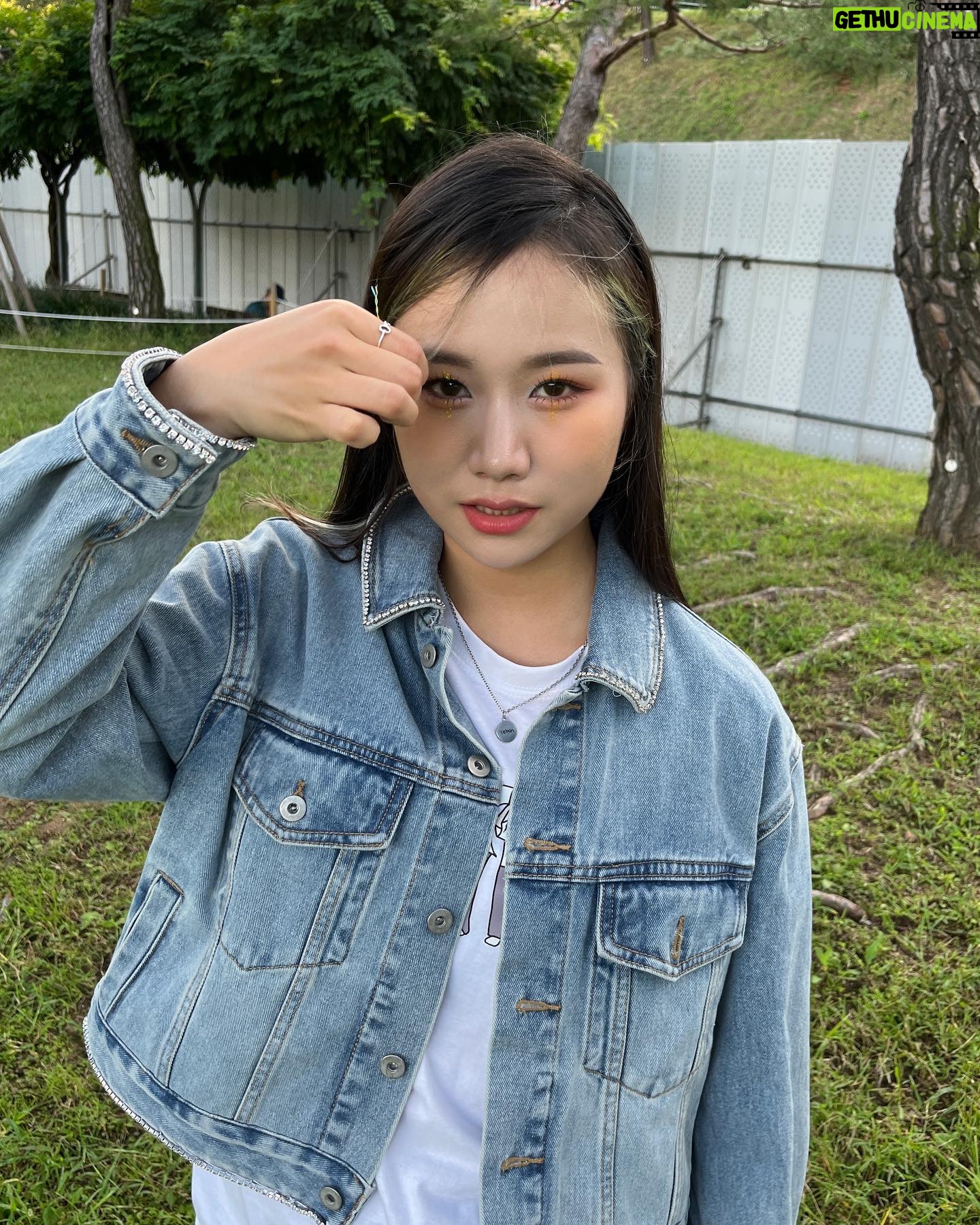 BORN - 1.5K Likes - 🌹한송이 장미를 주러 왔어요
#리슨어게인 페스티벌 2022
보러와주신 팬분들, 더운날씨에도 고마워요 :-)
👍🏻 @daonez_official @gagjinbeom 멋쟁이
💄💇🏻♀️ @some.seyoung @h__y__zz