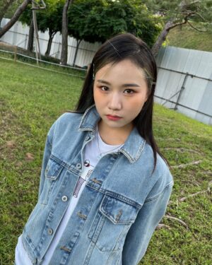 BORN Instagram - 🌹한송이 장미를 주러 왔어요 
#리슨어게인 페스티벌 2022 

보러와주신 팬분들, 더운날씨에도 고마워요 :-)

👍🏻 @daonez_official @gagjinbeom 멋쟁이

💄💇🏻‍♀️ @some.seyoung @h__y__zz