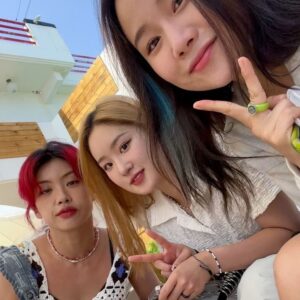BORN Instagram - #jeju 2 🏍 @aiki_kr @hyowoo.__ 
 
내가 폰을 잃어버렸는데 쌤이 더 걱정한 여행 ㅋㅋ💙