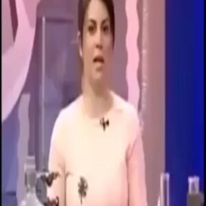 Babak Borzouyeh Instagram - خدا حافظی گابریل گارسیا مارکز با دنیا
اگر پروردگار لحظه‌ای از یاد می‌برد که من آدمکی مردنی بیش نیستم و فرصتی ولو کوتاه برای زنده ماندن به من می‌داد از این فرصت به بهترین وجه ممکن استفاده می‌کردم. به احتمال زیاد هر فکرم را به زبان نمی‌راندنم، اما یقیناً هرچه را می‌گفتم فکر می‌کردم. هر چیزی را نه به دلیل قیمت که به دلیل نمادی که بود بها می‌دادم. کمتر می‌خوابیدم و بیشتر رویا می‌بافتم؛ زیرا در ازای
هر دقیقه که چشم می‌بندیم، شصت ثانیه نور از دست می‌دهیم. راه را از‌‌ همان جایی ادامه می‌دادم که سایرین متوقف شده بودند و زمانی از بستر بر می‌خواستم که سایرین هنوز در خوابند. اگر پروردگار فرصت کوتاه دیگری به من می‌بخشید، ‌ ساده‌تر لباس می‌پوشیدم، در آفتاب غوطه می‌خوردم و نه تنها جسم که روحم را نیز در آفتاب عریان می‌کردم. به همه ثابت می‌کردم که به دلیل
پیر شدن نیست که دیگر عاشق نمی‌شوند، بلکه زمانی پیر می‌شوند که دیگر عاشق نمی‌شوند. به بچه‌ها بال می‌دادم، اما آن‌ها را تنها می‌گذاشتم تا خود پرواز را فرا گیرند. به سالمندان
می‌آموختم با سالمند شدن نیست که مرگ فرا می‌رسد، با غفلت از زمان حال است. چه چیز‌ها که از شما‌ها [خوانندگانم] یاد نگرفته‌ام ... یاد گرفته‌ام همه می‌خواهند بر فراز قله‌ی کوه زندگی کنند
و فراموش کرده‌اند مهم صعود از کوه است. یاد گرفته‌ام وقتی نوزادی انگشت شصت پدر را در مشت می‌فشارد، او را تا ابد اسیر عشق خود می‌کند. یاد گرفته‌ام انسان فقط زمانی حق دارد از
بالا به پایین بنگرد که بخواهد یاری کند تا افتاده‌ای را از جا بلند کند. چه چیز‌ها که از شما یاد نگرفته‌ام ... . احساساتتان را همواره بیان کنید و افکارتان را اجرا. اگر می‌دانستم امروز آخرین
روزی است که تو را می‌بینم، چنان محکم در آغوش می‌فشردمت تا حافظ روح تو گردم. اگر می‌دانستم این آخرین دقایقی است که تو را می‌بینم، به تو می‌گفتم «دوستت دارم» و نمی‌پنداشتم تو
خود این را می‌دانی. همیشه فردایی نیست تا زندگی فرصت دیگری برای جبران این غفلت‌ها به ما دهد. کسانی را که دوست داری همیشه کنار خود داشته باش و بگو چقدر به آن‌ها علاقه و نیاز داری. مراقبشان باش. به خودت این فرصت را بده تا بگویی: «مرا ببخش»، «متاسفم»، «خواهش می‌کنم»، «ممنونم» و از تمام عبارات زیبا و مهربانی که بلدی استفاده کن. هیچکس تو را به
خاطر نخواهد آورد اگر افکارت را چون رازی در سینه محفوظ داری. خودت را مجبور به بیان آن‌ها کن. به دوستان و همه‌ی آنهایی که دوستشان داری
بگو چقدر برایت ارزش دارند. اگر نگویی فردایت مثل امروز خواهد بود و روزی با اهمیت نخواهدگشت