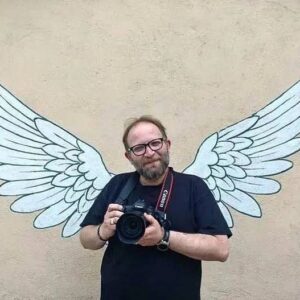 Babak Borzouyeh Instagram - .....
هر ابتدایی را انتهائیست
هر اوجی را فرودیست
هر واژه ای را معناییست
اما بابک برای ما همیشه بی انتها، در اوج و پر معناست.
او همانند تمام بابک های تاریخ این سرزمین ، مقاوم و مصمم ، ماه ها تلاش کرد تا همچون قابهای عکسهای منحصر به فردش ، در قاب زندگی بماند اما امروز با رفتنش ، ماندن را به شکل دیگری معنا کرد . 
عکسهای او ، دنیای متفاوت او ، شاگردانش ، آثارش ، خاطرات و عشقش ، به مانایی بابک معنای دیگری می‌بخشد .
هیچکسی بابک را آن گونه که در روزهای آخر زمینی بودنش دیده بود ، باور ندارد . تصویر او مثل همیشه پویا و پرتلاش با چند دوربین آماده و مسلح در ذهن ها باقیست .
حال که او آسمانی شده ، انرژی خوب همه شما آشنایان همراه، بدرقه ی راهش باد . 
باور داریم او در هر حالی با ماست اما دلتنگی چیز دیگریست . بغیر از ما خیلی ها دلتنگش میشوند ،  حتی دوربینهایش. تنها و تنها با نگاه کردن به پنجره ی چشمهایش، عکس‌هایش،  آرام میشویم .
ما نیز با تشکر از تسلیت همه ی شما عزیزان ، این مصیبت را طاقت می آوریم ، آنچنان که بابک میخواهد و از همدردی شما دوستدارانش سپاسگزاریم .

مردن عاشق نمی میراندش
در چراغ تازه میگیراندش
سرنوشت اوست این خود سوختن
شعله گرداندن ، چراغ افروختن

نضال شاه طلایی
بردیا و پریا
