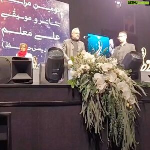 Babak Zarrin Instagram - با سلام درود به شما عزیزان.
افتخار اینو داشتم که در دومین دوره جشن موسیقی و تاتر حافظ که همیشه برای من قابل احترام بوده به عنوان داور حضور داشته باشم.
تشکر ویژه از امید معلم عزیز و خانوم آذر معماریان و پویا افشاری و همه دوستان پشت صحنه که در برگزاری این جشن زحمت کشیدن تا این جشن خصوصی با شکوه برگزار بشه.

جدا از تمامی حاشیه های این جشن همیشه و همیشه آرزوی رفاقت و صمیمیت بیشتر اهالی موسیقی رو داشتم و دارم و امیدوارم بدونیم و بفهمیم که واقعا خبری نیست جز انسانیت و رفاقت و مهربانی و اینکه خوشحال بشیم از موفقیت هم و امیدوارم در کشورمون بیشتر از این جشنها در موسیقی داشته باشیم که اهالی موسیقی دورهم جمع بشن .

در سالمرگ آقای علی معلم و افشین یدالهی عزیز باید بگم که جای این عزیزان در این جشن بشدت خالی بود.
با آرزوی موفقیت برای تمامی رفقا و همکارانم در موسیقی ایران.

۲۴ اسفند ۱۴۰۲

@omidmoallem @azarmemarian_official @pouya.afshari @alimoallem_official @afshinyadollahi

#بابک_زرین #جشن_حافظ #جشن_دنیای_تصویر
#سینما #تاتر #موسیقی