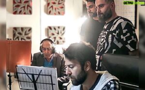 Babak Zarrin Instagram - عکسهایی به یادگار از ضبط اهنگ لالایی با صدای استاد ایرج و سعید شریعت 

@irajkhajeamiri @saeedshariat_official 

عکسها از مصطفی گرمان و اسماعیل خانی

@mosogerman 
@hamisheesmaeil 

#بابک_زرین #استادایرج #سعیدشریعت #لالایی #عکس#موسیقی
