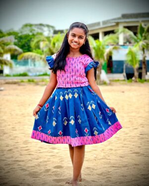 Baby Kaavya Instagram - Narmadha💙
👗@minime_by_arjocouture 
.
.
#kaavya #kaavyahoney #narmadha #mahanadhi #vijaytv #serial #childartist #happy #fun #bts #collab #chennai #kodaikanal #beach