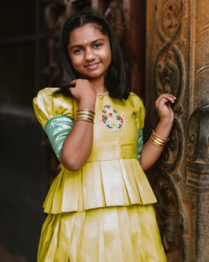 Baby Kaavya Instagram - வழி நெடுக காட்டுமல்லி…
கண்பார்க்கும் கவனமில்லை…

👗@prathis_design_studio
📸sk24official

.
#kaavya #kaavyahoney #narmadha #mahanadhi #vijaytv #traditional #photography
