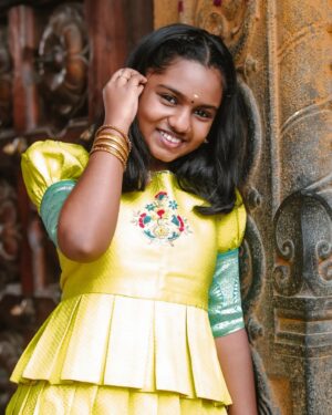 Baby Kaavya Instagram - குழந்தைகளின் அறியாமை மிக அழகு♥️

👗@prathis_design_studio
📸sk24official
.
.
#kaavya #kaavyahoney #narmadha #vijaytv