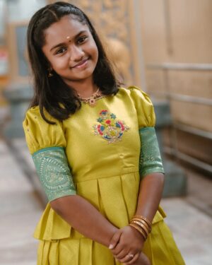 Baby Kaavya Instagram - சின்னச் சின்ன அன்பில்தானே…
ஜீவன் இன்னும் இருக்கு…!

👗@prathis_design_studio
📸sk24official