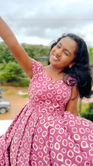 Baby Kaavya Instagram - தேளாக என் நெஞ்சக் கொட்டிப்புட்டா…

Costume by : @fashionfeathers_f2 
📸Thank u da Aadhi @aadhirai_soundararajan for capturing me

#kaavyavasu #reels #reelsinstagram #reelitfeelit #breezy #rainy #kaavya #kaavyahoney #narmadha #mahanadhi #vijaytv #trendingreels #trending #trend #girl #love #cute