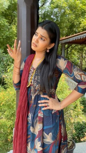 Baby Kaavya Instagram - என்ன நடக்க போகுதோ😳?!
.
Outfit @instorefashions 
.
#mahanathi 
.
#shathiga#mahanathiserial#ragini#instareels#primereels#vijaytelevision#tamil#chennai