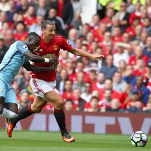 Bacary Sagna Instagram - No matter the challenge’s size.. push...fight... compete and the most important SUCCEED !!!! Lil throwback on what was an amazing derby back then 💪🏾 Come on 🦾 @mancity 🦾 #skyisblue  #derby #throwback