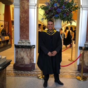 Bacem Anas Romdhani Instagram - Graduation!! 🎓
•
•
•
•
#bacemanasromdhani #bacemanasviolin #tunisianviolinist #itarikyatawasel #graduation #london #rcm #instagood #instalike #insta #instagram