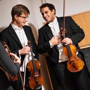 Bacem Anas Romdhani Instagram - When the two violin section leaders discuss a musical phrase moments before going on stage 🤩🎻🎶

📸: Jaroslav Osaš 
#bacemanasviolin #bacemanasromdhani #exmenuhinviolin98 #classical #concert #violin #violinist #music