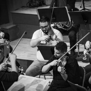 Bacem Anas Romdhani Instagram - Répétition générale à la @sallegaveau à Paris avec @statnafilharmoniakosice 🎻🇫🇷🎶 
📸: Jaroslav Zaš 
•
•
•
#bacemanasromdhani #bacemanasviolin #paris #tour #sallegaveau #classical #music #musician #tunisianviolinist #itarikyatawasel #exmenuhinviolin98 #blackandwhite #tunisian #violinist