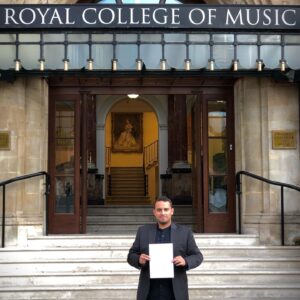 Bacem Anas Romdhani Instagram - Graduation!! 🎓
•
•
•
•
#bacemanasromdhani #bacemanasviolin #tunisianviolinist #itarikyatawasel #graduation #london #rcm #instagood #instalike #insta #instagram