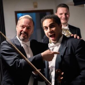 Bacem Anas Romdhani Instagram - The excitement face moments before Smetana’s Má Vlast Live CD recording performance 📀🎙️🎶🎻 with chief conductor @jindrarobert & @statnafilharmoniakosice 

📸: Jaroslav Zachaš 

#bacemanasviolin #bacemanasromdhani #cd #recording #live #performance #record #label #slovakstatephilharmonickošice