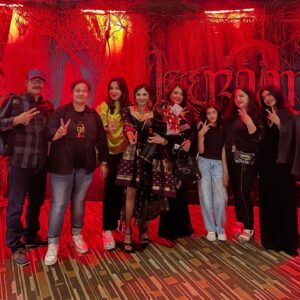 Badriyah Afiff Instagram - Gala premiere #keramat2 Sehari setelah aku ulang tahun 17 november kemaren, bener2 jadi kado TERBAIK tahun ini!!!! Makasih banyak yg udah dateng gengs! 

Sedikit cerita, aku, mama, ayah dan ade ku @fadilahfa itu salah satu fans film keramat.

3 taun lalu rewatch film keramat bareng2 di rumah, mulai lah berkhayal kalau ada keramat 2 pengen banget jadi salah satu cast nya, pas tau akan ada keramat 2 deg2an nya setengah mati!!!

Alhamdulillah doa dan perjuangan, aku bisa jadi bagian dari film keramat 2 woyyy anjiiiir gila kan!!! Perjuangan yg gila2an ini gak bisa di ceritain disini sih bakal panjang banget wkwkwk. 

MAKASIH BANYAAAAKKKK Untuk 
pa @chandparwez & pa @montytiwa udah percaya dan kasih kesempatan aku jadi bagian dari keluarga di keramat 2 🥹❤️ 

Masih gak percaya dan bersyukur bisa jadi salah satu cast keramat 2!!! DAN… HARI INI SUDAH 322.328 ORANG YG IKUT KE ALAM LAIN!!!! 

Aku tunggu di bioskop yaaa.. Badriyah anter ke padepokan 🙂
