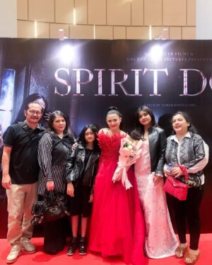 Badriyah Afiff Instagram - Gala Premiere SPIRIT DOLL✨

Makeup Artist @meriklaa 
Hairstylist @aryhudi 
Custom Designed @yoss_bridal_couture 
Fashion Assistant @caeeenn 
Captured @rudyjpank