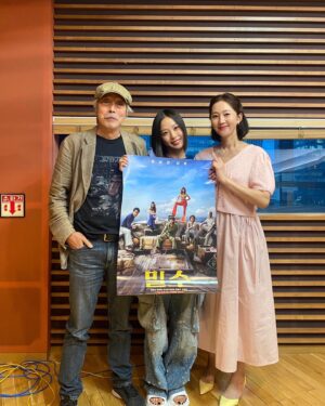 Bae Cheol-soo Instagram - ’류승완‘감독의 영화 ’밀수‘의 주역 배우 ‘염정아’ ‘고민시’.
