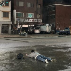 Bae Hyeon-seong Instagram - 오늘도 밤 10시 30분
기적의 형제 !! 🏃🏻🥶🏥👁️