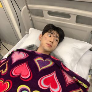 Bae Hyeon-seong Instagram - 오늘도 밤 10시 30분
기적의 형제 !! 🏃🏻🥶🏥👁️