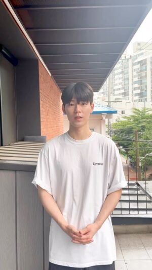Bae Hyeon-seong Instagram - 현우 형(@hihyunwoo )의 뒤를 이어 2023 아이스버킷챌린지에 참여하게 되었습니다! 아이스버킷챌린지가 루게릭병 환우분들과 가족분들께 조금이나마 힘이 되었으면 좋겠습니다.
루게릭 요양병원 건립을 위해 많은 관심 부탁드리며, 여러분들도 따뜻한 마음으로 함께 응원해주세요🪣🧊

#루게릭요양병원건립 #승일희망재단 
#icebucketchallenge #2023아이스버킷챌린지 
#희망의끈을이어갑니다 

📢 아이스버킷 챌린지 기부하기
예금주 : 승일희망재단 신한은행 100-028-685586