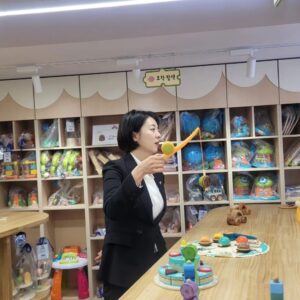 Bae Hyun-jin Instagram - 제 22대 국회 임기 시작 일인 오늘^^ 
잠실본동 주민센터 옆 공원 한 켠에
서울형 키즈카페와 장난감도서관이 드디어 개관했습니다.

오세훈 시장님이 약속 지켜주셔서
서울형 키즈카페 송파1호도 함께 만들어 열 수 있었답니다.

장난감도서관은 연5천원-1만원 내고 1년 내내
장난감을 빌려쓰고 반납할 수 있는 시설입니다.
 대여 반납시 철저한 소독을 거치니 안심하고 이용하실 수 있어요.

만드는 것 보다 잘 관리하고 점점  더 풍성하게 가꾸는 게 중요하죠.
엄마 아빠, 아가들이 만족하는 행복장소 될 수있도록
꾸준히 노력하겠습니다.

#잠실 #장난감도서관 #키즈카페송파1호 #배현진 #