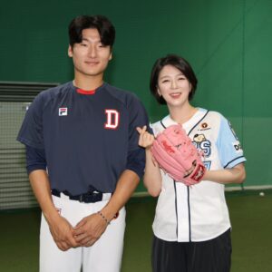 Bae Hyun-jin Instagram - 14년 만의 두산 시구 ,
포심 패스트볼 도전했는데 예전만큼은 어렵네요^^ 

작년에 아시안게임에서 선전한
우리 잠실 명문 배명고의 탑스타 곽빈 선수도 만나고
영광스러운 하루였습니다.

기아팬들이 관중석 2/3만큼 꽉 메우셨던데 원정경기 즐거우셨길요ㅎ^^

우리 잠실 홈팀 두산과 LG, LG와 두산.
한국시리즈를 향해 gogo! 응원합니다.
뽜이팅😘

#철웅 #망곰 #고마워💕 #포심패스트볼 #도전