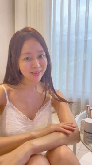 Baek Bo-ram Instagram - 기초 루틴 영상 찍어봤어요 :)

1. 휴캄 킨츠키 밸런스 토너
 (휴캄은 하트패치 말고도 다 좋아해요 특히, 수분팩 강추)

2. 폴라 아이시 매직 롤 온
 (손대지 않고 사용할 수 있는 아이크림이예요
  붓기완화,속눈쌉영양까지도 챙길수 있는 애정템!
 -6월13일 2차 공구 예정)

3. 솔라덤 캐비셀 앰플01

4. 솔라덤 캐비셀 앰플02

5. 솔라덤 캐비셀 엘티메이트 크림
 (3,4,5 요즘 꽂힌 앰플과 수분크림 이예요
  악건성에 예민한피부인 저는 앰플과 크림은 나이들수록
  더 신중하게 사용하게 되는데 요즘 대만족중)

6. 루벨리 워터글로우 에센스
 (5년차 광채미스트 정착템! 마무리 단계에서 뿌려도 좋고
  틈틈히 건조할때 뿌리고 ,메이크업 후 뿌리면 물광메컵 완성)

7. 루벨리 여신퍼퓸 바디로션
 (10년째 사용중인거 아시죠? 바디로션은 그냥이거!
 질린적 한번없는 향~ 이제 향이 몸에 베었어요! 바꿀생각없)
 -루벨리는 내일저녁8시 4차앵콜라이브 갑니다🫶🏻

루틴여왕 이 루틴 그대로 샤샤샥~ 바르고 잘게요 굿밤🌙