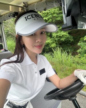 Baek Bo-ram Instagram - 늘 좋지만 5월은 특히나 예쁨🍀

5월의 골프교복⛳️ #아이스버그