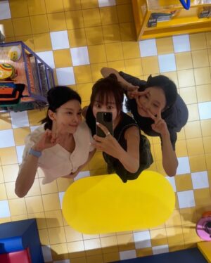 Baek Bo-ram Instagram - 동생으로 후배로 만났지만
이제는 친구이자 인생선배이자 뭐 뒤죽박죽!

우리 은진이 순산하자로 만나서 
그냥 배부른 모습이 너무 신기하다가
결론은 또 눈물나게 웃겼다 증말!

드라마 8개월(?)같이하구 3박5일의 해외여행은
운명이여써! 나의 밝음이들 예쁜이들~ 슬아은진 세트🫶🏻

#결국일기다얘들아🤦🏼‍♀️
@seula_lee_lilly  @eunjini_0414