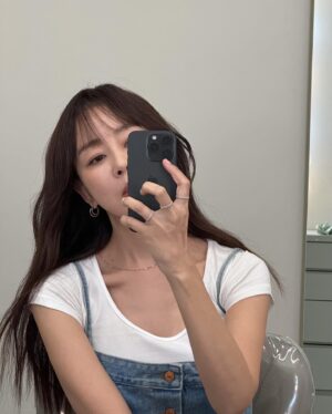 Baek Bo-ram Instagram - 14k를 1만원대에💍 #골드앤디어

오늘 라이브 최대70%⬇️
데일리 주얼리 예쁜거 모아모아 왔어요
이어링,목걸이,반지 다다 예뻐요
오늘 정말 예쁜거 한가득 퀄리티 최고🫶🏻

#그립라이브 8시이구용
(할인가판매= 5/23 까지)

라이브때 오시면 추첨이벤트 있어요:)