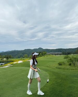 Baek Bo-ram Instagram - 늘 좋지만 5월은 특히나 예쁨🍀

5월의 골프교복⛳️ #아이스버그