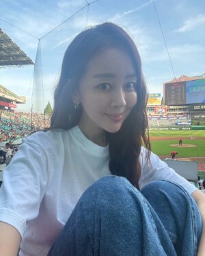 Baek Bo-ram Instagram - 꽉찬일주일🙃

대구도 다녀오고,야구도보고,골프,일까지
나는야 체력이 좋았었네 :)

특히나 햋빛 제대로 받은 요즘 이였습니다
이와중에 바리비리 싸들고 다니면서 2배관리 했다능

그중 아이관리 폴라는 공구중입니당 (홍보못참지😎)
마지막날인거 참고 해 주세요! 너무 좋아요~징짜!
이이관리는 미리미리 꾸준히~~ 너무 중요합니당 아시죵?

#또주말이네🤣 
#일단청소하자
#좋은주말보내세요