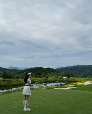 Baek Bo-ram Instagram - 늘 좋지만 5월은 특히나 예쁨🍀

5월의 골프교복⛳️ #아이스버그