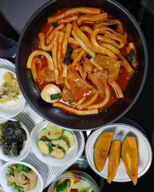 Baek Se-ri Instagram - #협찬
평화로운 주말~ 맛있는 #떡볶이 먹으며
힐링중이네요~ 제 최애 #소울푸드 가
바로 이 떡볶이라구요~😋🥘
간편하게 뚝딱 끓여먹는 #은영이떡볶이
#밀키트 진짜 이 만능양념 분말이
너무 맛있어서 요거 찐 재구매각 👍
ㆍ
쫄깃한 #밀떡 이 길쭉해서 씹는 맛이
솰아있네여~🥢
새벽에 만든 신선한 생밀떡으로 만들어
어묵이랑 진공 포장   당일 배송 해주니까
더 맛있구 더 신선해요
ㆍ
특히 황금비율의 특제소스로 언제 어디서든
맛있게 만들어 먹을 수 있어요
철저한 위생관리로 생산된 품질 좋고
맛있는 어묵이 들어가서 대존맛!
ㆍ
청주에서 엄청 유명한 맛집의 메뉴를
이렇게 밀키트로 만나볼 수 있다닝!
후다닥 간편하게 끓여서 먹을 수 있는
#아이들간식 #캠핑떡볶이 찾는 분들께
강츄드려요~ 👉 @eun02_star
ㆍ
#떡볶이밀키트 #맛있는떡볶이 #오늘뭐먹지
#밀키트떡볶이 #밀떡볶이 #캠핑음식추천 #떡볶이재료 #떡볶이맛집 #떡볶이추천