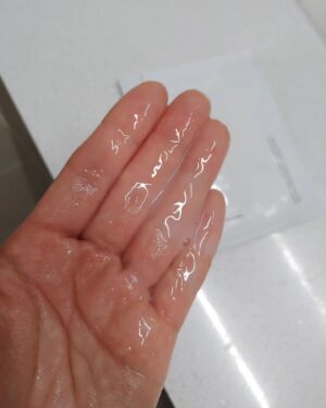 Baek Se-ri Instagram - #협찬
울 남푠이랑 최근에 여행 갔다가
야외에서 자외선에 자극 받은 피부를
진정시키려고 #마스크팩 해봤는데
호텔방에서 아주 촉촉하게 케어했네요

🌸 메디솝 세라마이드 베리어 마스크팩
요거요거 요새 걱정되는 자외선, 미세먼지
때문에 외부로부터 😎 자극 받은 피부에
진정감ㆍ보습감을 듬뿍 선사해줘요~
ㆍ
강한 내구성의 텐셀 섬유 마스크 시트가
넘 위생적이고 피부 #밀착력 이 좋아서
그만큼 유효 성분들이 잘 흡수되겠죠?
ㆍ
고농축 세럼이 넉넉하게 들어있어서
남는거 싹싹 긁어서 목, 팔, 다리에도
듬뿍 바르니까 바디케어도 되네요 👍
ㆍ
5가지 세라마이드 성분이 다량으로
함유되어 있어 표피 수분손실 방지에
도움을 주고, 촉촉함이 오래 유지돼요
팩 한 다음날 아침 피부가 쫀쫀촉촉하니
메이크업도 잘 먹어서 대만족😍👍
ㆍ
#메디솝 #피부광채 #크리미세럼마스크팩
👉 @medisorb_official
ㆍ
#수분폭발 #밀키세럼팩 #세라마이드
#고농축세럼 #저자극 #히알루론산
#수분에너지 #피부결정돈 #홈케어