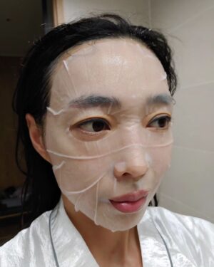 Baek Se-ri Instagram - #협찬
울 남푠이랑 최근에 여행 갔다가
야외에서 자외선에 자극 받은 피부를
진정시키려고 #마스크팩 해봤는데
호텔방에서 아주 촉촉하게 케어했네요

🌸 메디솝 세라마이드 베리어 마스크팩
요거요거 요새 걱정되는 자외선, 미세먼지
때문에 외부로부터 😎 자극 받은 피부에
진정감ㆍ보습감을 듬뿍 선사해줘요~
ㆍ
강한 내구성의 텐셀 섬유 마스크 시트가
넘 위생적이고 피부 #밀착력 이 좋아서
그만큼 유효 성분들이 잘 흡수되겠죠?
ㆍ
고농축 세럼이 넉넉하게 들어있어서
남는거 싹싹 긁어서 목, 팔, 다리에도
듬뿍 바르니까 바디케어도 되네요 👍
ㆍ
5가지 세라마이드 성분이 다량으로
함유되어 있어 표피 수분손실 방지에
도움을 주고, 촉촉함이 오래 유지돼요
팩 한 다음날 아침 피부가 쫀쫀촉촉하니
메이크업도 잘 먹어서 대만족😍👍
ㆍ
#메디솝 #피부광채 #크리미세럼마스크팩
👉 @medisorb_official
ㆍ
#수분폭발 #밀키세럼팩 #세라마이드
#고농축세럼 #저자극 #히알루론산
#수분에너지 #피부결정돈 #홈케어