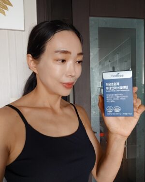 Baek Se-ri Instagram - #협찬 BY #메디트리
오늘 하루도 마무리 잘 하셨나요?
저는 요새 눈이 많이 피로한 편이라
꼭 이거 하나 챙겨먹고 하루를 마무리해요
메디트리 저온초임계 루테인아스타잔틴!
ㆍ
저온초임계 공법으로 루테인과 아스타잔틴
두 성분을 안전하게 추출했고
루테인:아스타잔틴을 20:4 비율로 배합해
눈 건강도 챙기면서, 정상적인 면역 기능까지
챙기도록 비타민D, A, B2, 셀레늄, 아연까지
Wow~ 무려 7중 복합기능성이라 든든하네요
ㆍ
하루 1캡슐로 비타민ㆍ미네랄까지 충분히
섭취할 수 있는 건강템! #건강선물
부모님 선물로도 너무 좋아보여요
ㆍ
메디트리는 2024 대한민국 소비자선정
브랜드대상 건강기능식품' 부문 대상을
수상할 정도로 믿고 먹는 브랜드랍니다 
저처럼 하루 1캡슐씩 물과 함께 챙겨드셔요
ㆍ
잦은 핸드폰 사용, 컴퓨터 앞 붙박이로
눈이 침침하고 피로하신 분, 눈이 뻑뻑하고
저처럼 인공눈물을 넣어야 안심인 분들,
나이 들수록 #눈노화 가 걱정인 분들,
수험생, 직장인, 눈이 늘 피로한 분들께
꼭 챙겨드셔보라고 강츄드릴게요 👍
🤩 메디트리 ☞ @meditree.official
ㆍ
#아스타잔틴 #루테인 #눈건강 #눈피로
#직장인필수템 #수험생선물 #수험생필수템